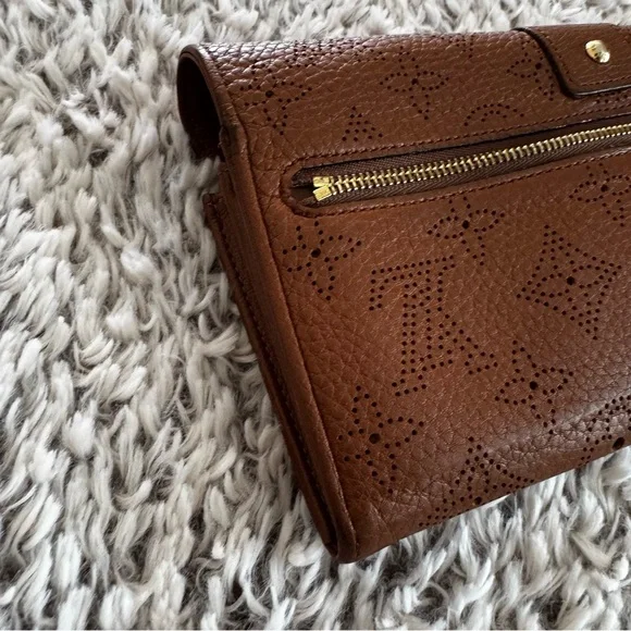 LOUIS VUITTON Cognac Monogram Mahina Leather Amelia Wallet - Picture 13 of 13